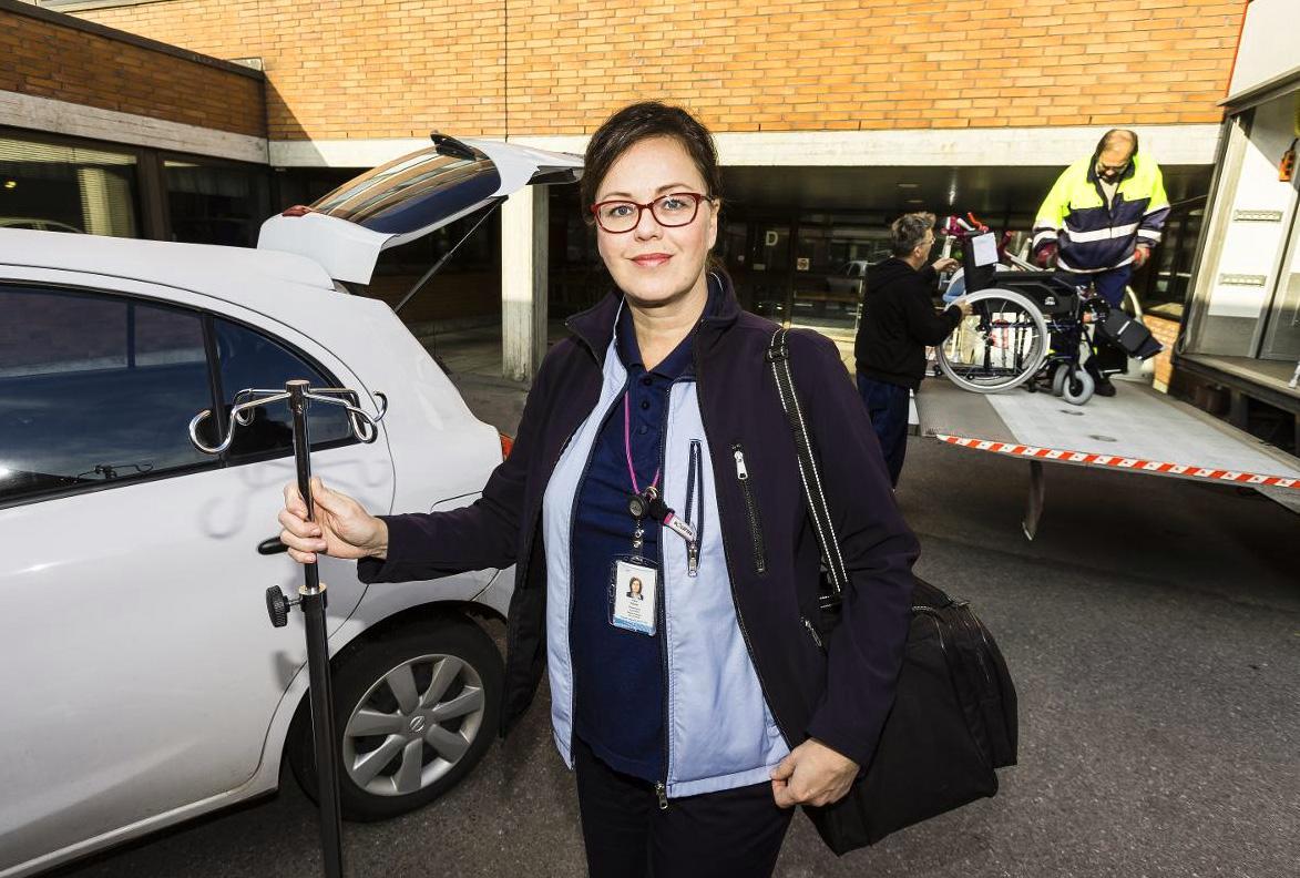 Kotikäynnille. Sairaanhoitaja Kirsi Suutari lähtee kotisairaanhoidon asiakaskäynnille Puolarmetsän sairaalalta.