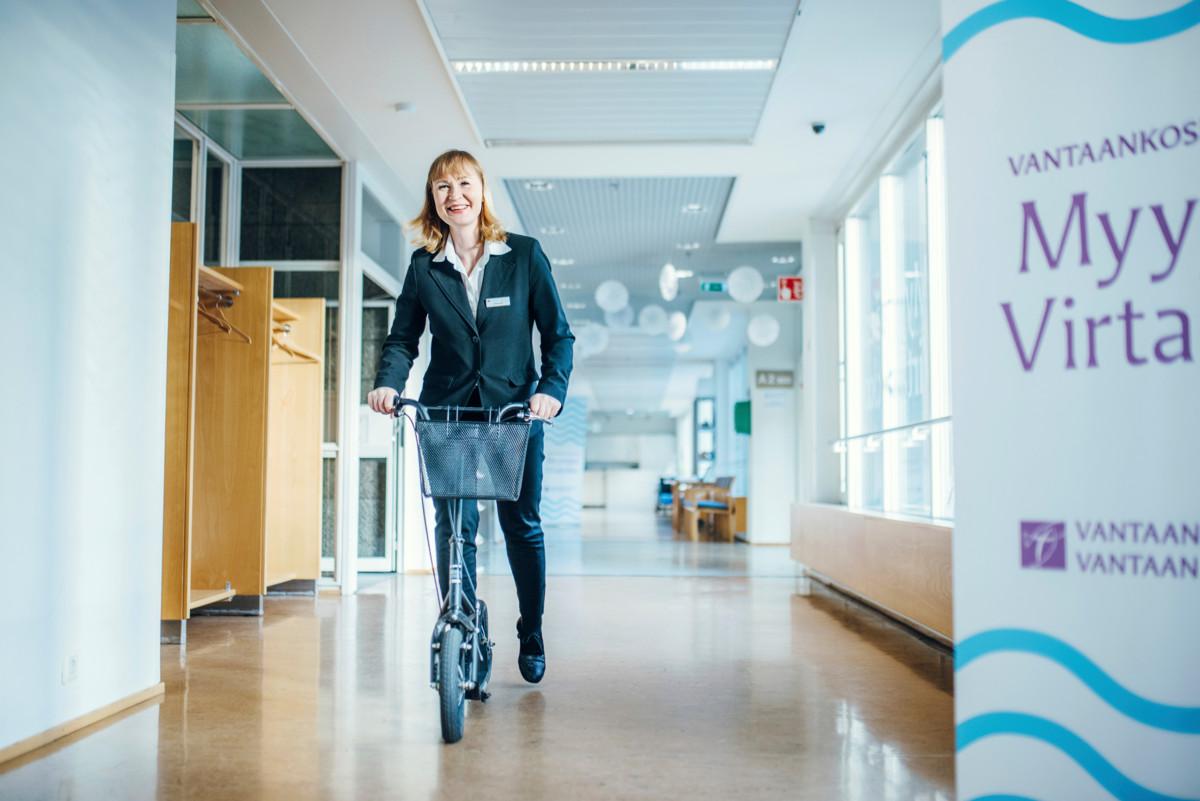 Virtakirkolla on pitkät käytävät, joten Marilla Kamppi ja muut vahtimestarit saivat käyttöönsä potkulaudan.