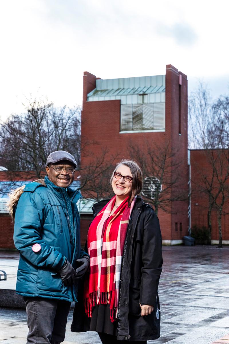 Basil Eneh on englanninkielisen messun konkareita, Annika Maxwell tuli Itäkeskuksen Matteuksenkirkon messuun vasta toisen kerran.