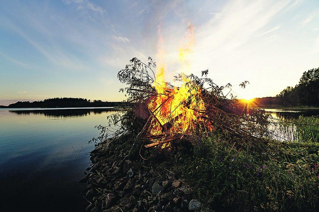 Todistus. Juhannuksen valo viittaa Maailman Valoon. Kuva: Simo Vunneli/Pictorium