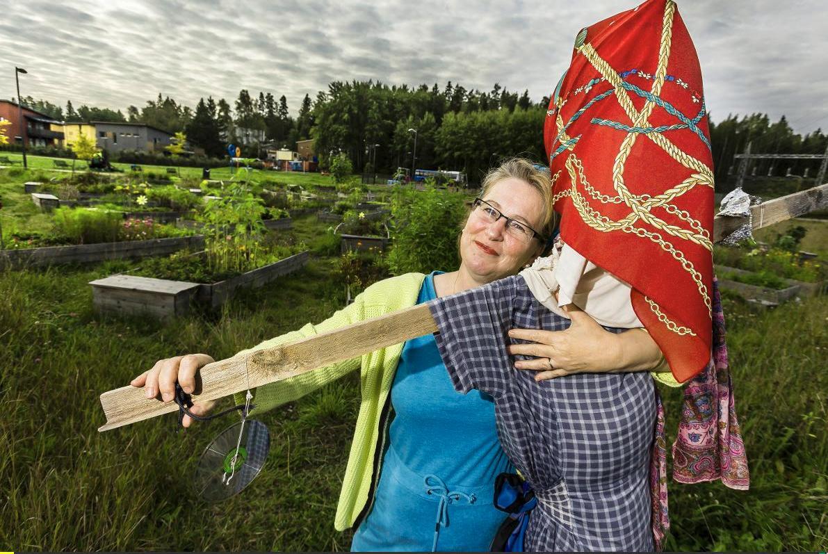 Tärkeä etappi. Anita Järvisalo iloitsee Suurpellon uuden päiväkodin avautumisesta elokuussa. Järvisalo kuvattiin Suurpellon asukasyhdistyksen rakentamien viljelylaatikoiden luona.