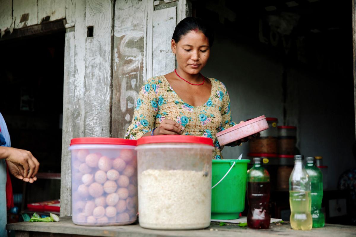 Dil Maya Syangtang tienaa perheensä elannon myymällä valmistamiaan ruokia kotinsa alakerrasta.
