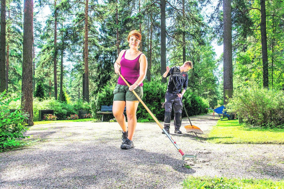 Sifflalla ja haravalla. Reetta Paananen ja Ville Virtanen saavat aurinkoa koko työpäivän ajan.