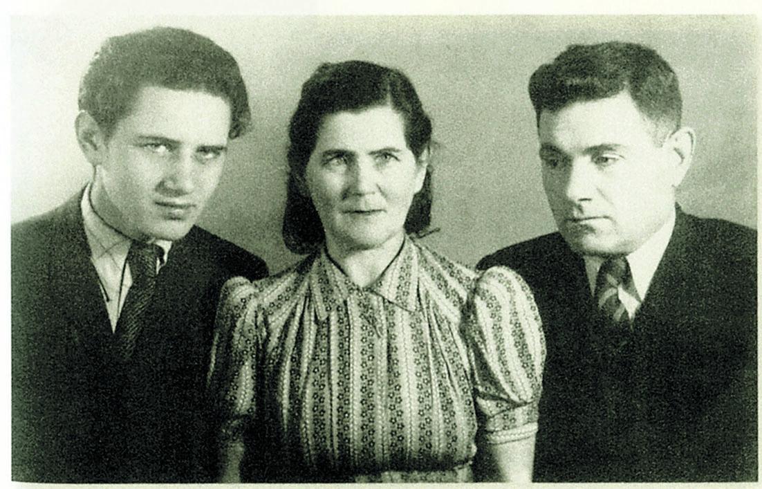 Pelastuneet. Leon Leyson (vas.) ja hänen vanhempansa Chanah ja Moses Leyson selviytyivät hengissä natsien keskitysleireiltä ja muuttivat Yhdysvaltoihin.