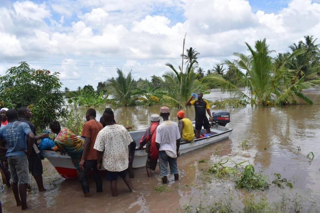 Kilwan alueen asukkaat käyttävät kalastusveneitä apuna pelastustöissä.