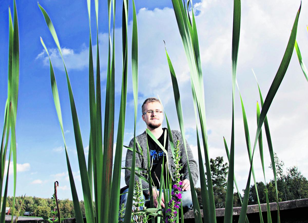 Kasvien keskellä. - Kirkko voi hengellisenä ja eettisenä toimijana tuoda merkittäviä äänenpainoja ympäristökeskusteluun, sanoo opiskelija Mikko Kurenlahti. Hän isännöi keskustelusarjaa kristinuskosta ja luonnosta.