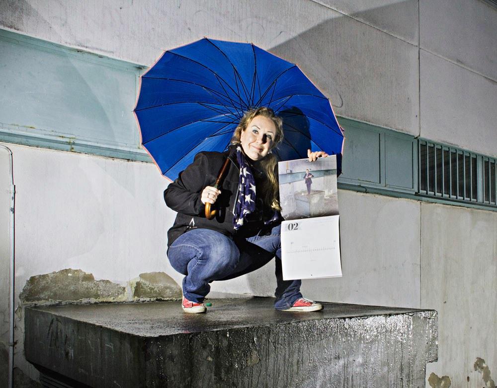 Aidolla kuvauspaikalla. Raisa Kurtén esittelee seinäkalenteria, jota hän organisoi yhdessä Fiia Åkerblomin ja Johanna Paasosen kanssa. Helmikuun kuvassa poseeraa laulaja Sami Saari.