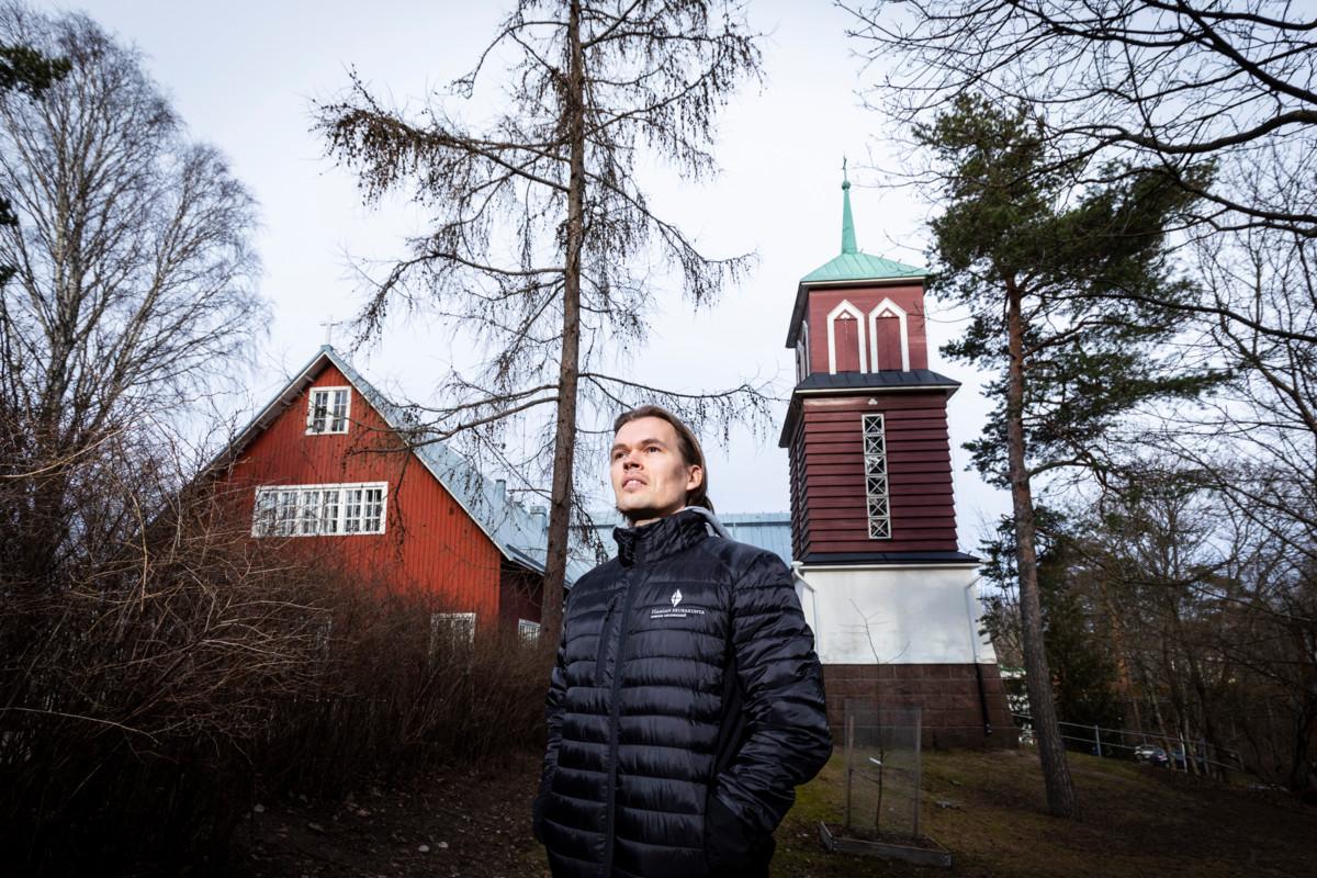 Kirkkoherra Heikki Nenosen mielestä Huopalahden kirkko on idyllinen, mutkaton ja houkutteleva paikka.
