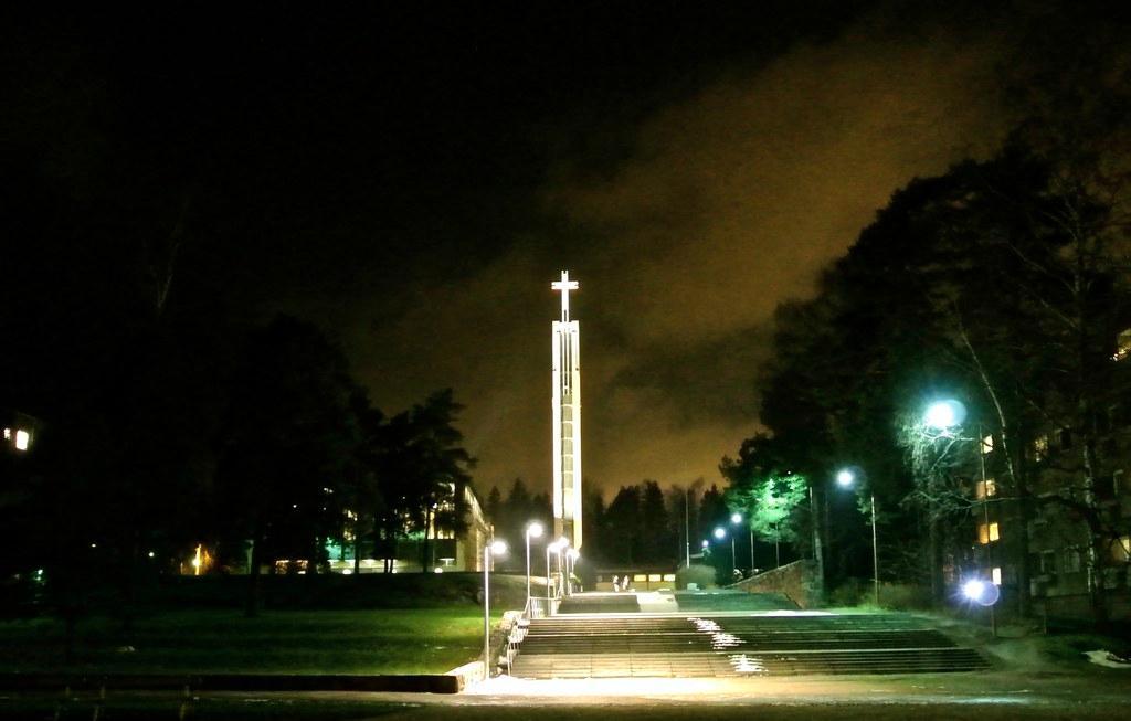 Mystinen taivas. Jari Neuvonen kuvasi Lauttasaaren kirkkoa iltavalossa. 