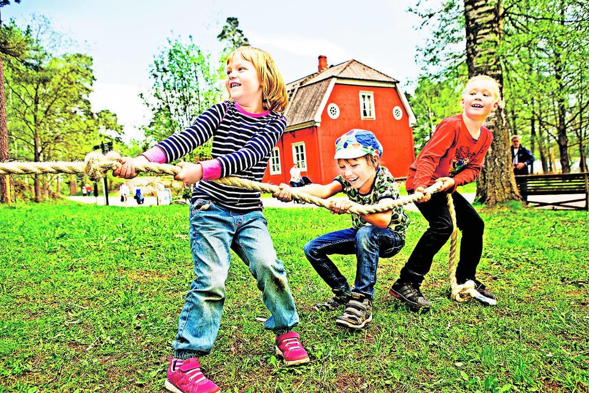 Perinneleikki. Koululaisten päiväleirillä on tarkoitus kokeilla esimerkiksi köydenvetoa.