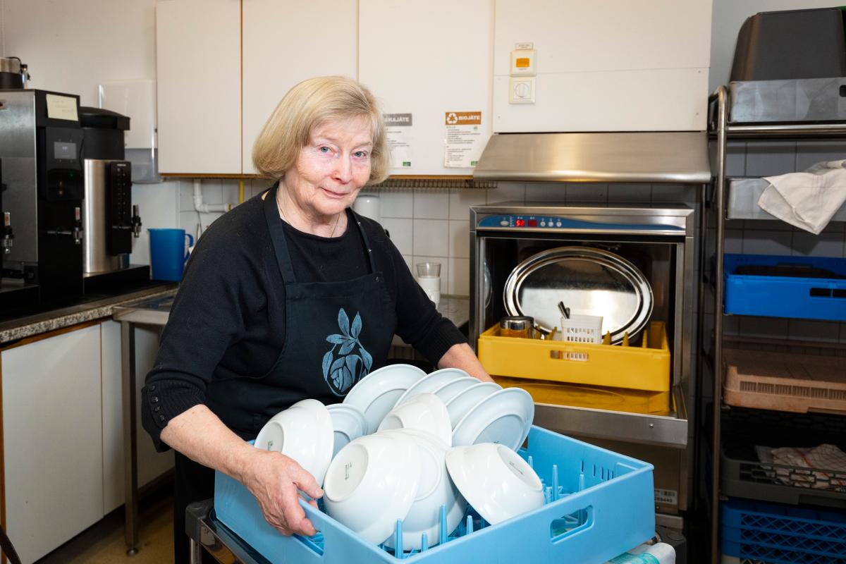 Kahvikaisoille riittää askaretta Kallion kirkolla. Marjatta Manninen on toiminut Kahvikaisoissa jo 2000-luvun alkupuolelta asti.