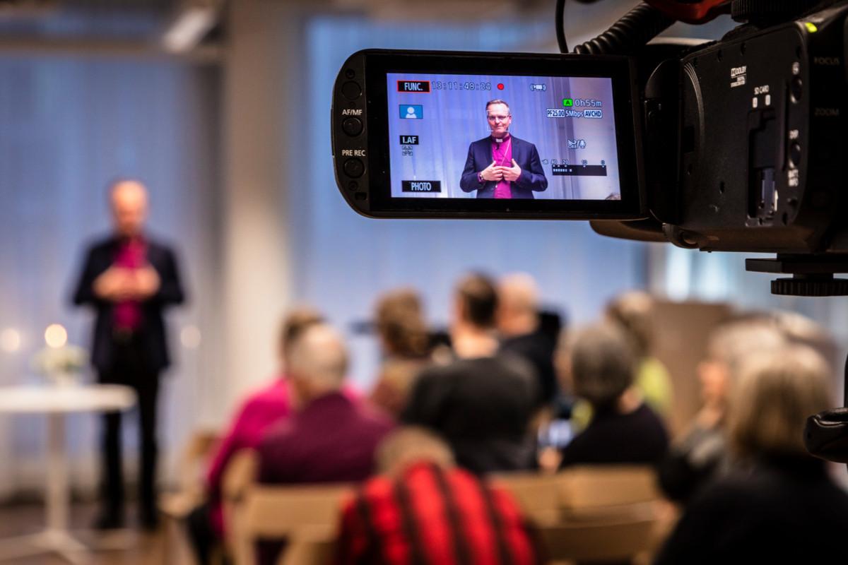 Arkkipiispa Tapio Luoma tuli maanantaina nähdyksi, huomatuksi ja vieläpä videoiduksi.