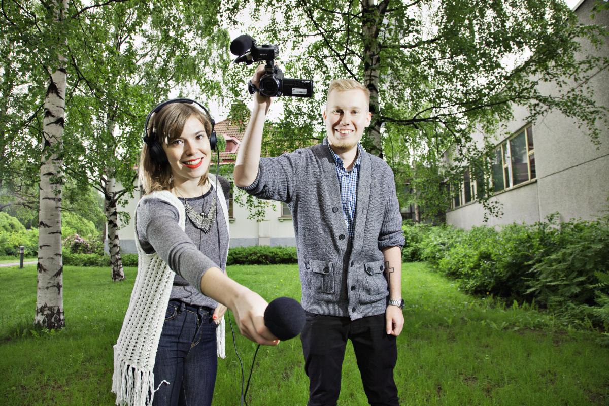 Radiossa ja netissä. Tuottaja Ida-Liina Huurtela ja musiikkipäällikkö Jani Kareinen luotsaavat Suviradiota elokuun alkupäiviin saakka.