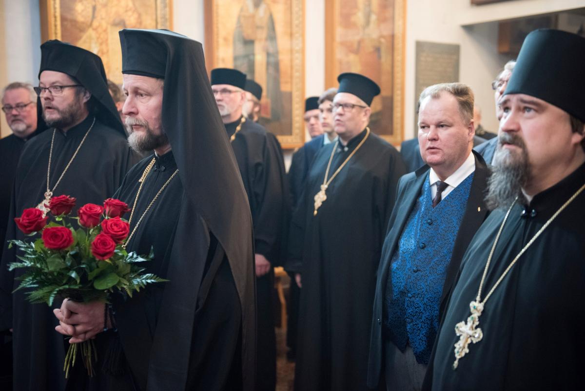 Piispa Arsenin (kuvassa kukkien kanssa) mukaan jotkut ”eläkkeelle jääneet tai harrastuksen pohjalta vihityt” ortodoksipapit ovat passivoituneet.