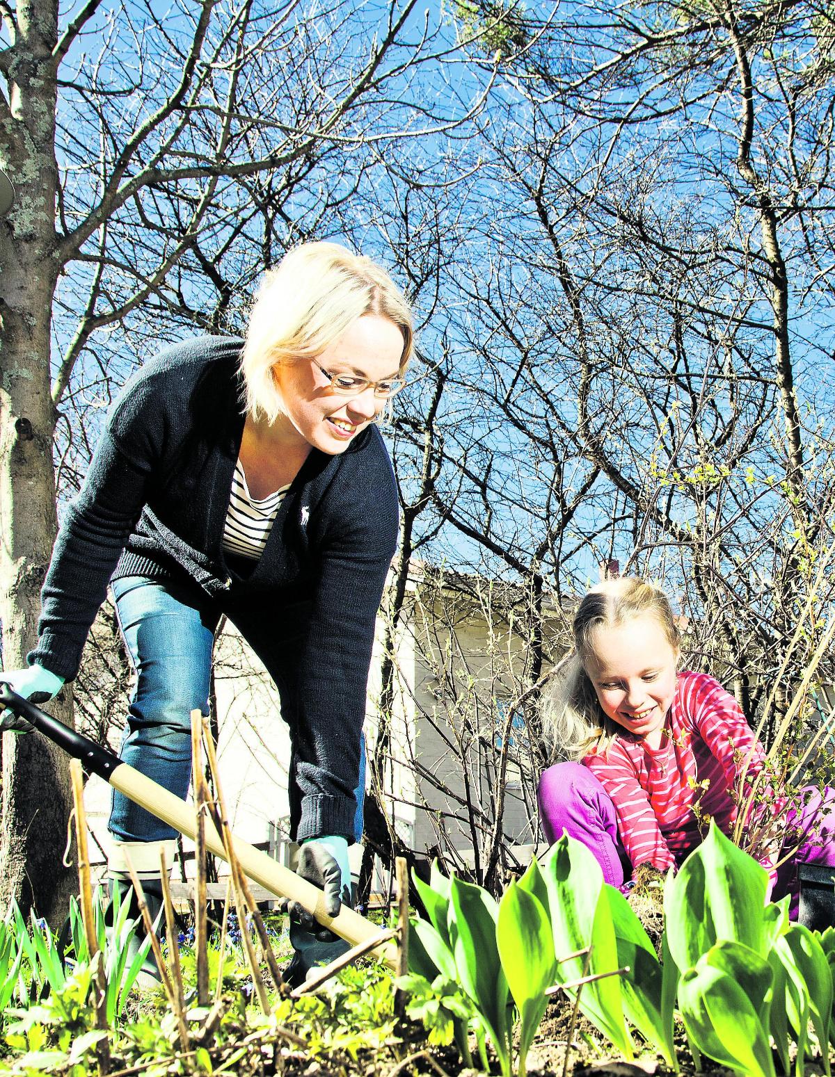 Kaksi polvea puutarhureita. Sanna ja Eevi Partanen hoitavat rivitalokodin istutukset Pitäjänmäessä. Perheen isää ja poikia ne eivät kiinnosta.