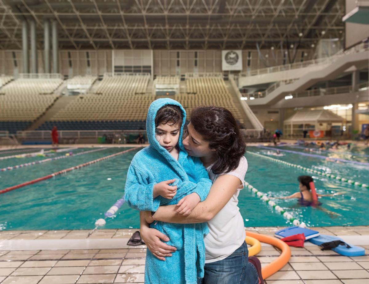 Jyri Pitkänen kuvasi viisivuotiaan kreikkalaisen Zoen äitinsä kanssa Ateenan uimastadionilla. 