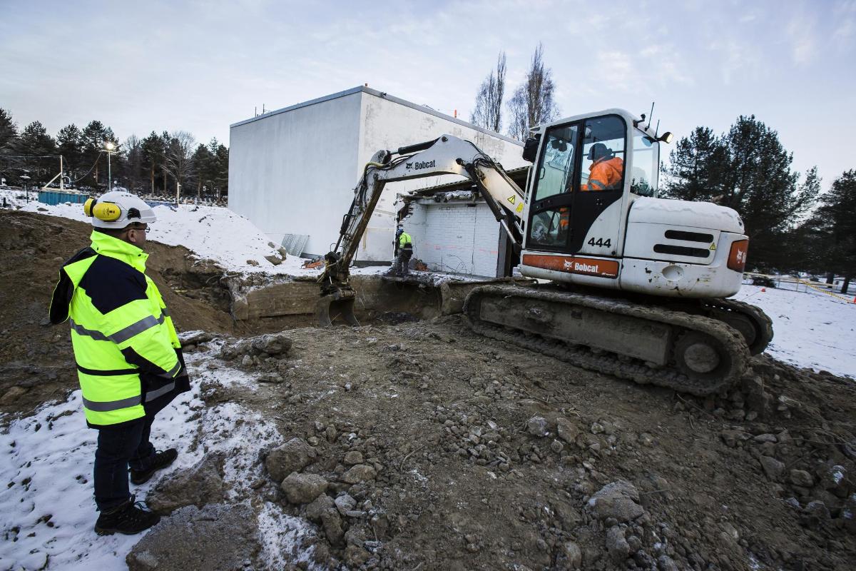 Kaivinkone työssä. Siunauskappelin remontti laajenee helmikuun puolivälissä Espoon krematorioon. Työt valmistuvat loppuvuodesta.