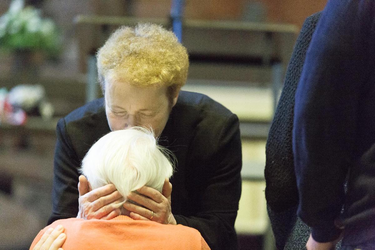 Alttarin edessä. Pirkko Jalovaara rukoili ihmisten puolesta Espoonlahden kirkossa huhtikuussa 2013.