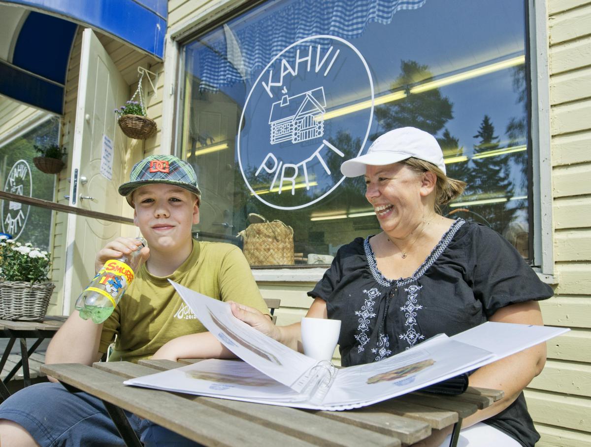 Kahville piipahtaneet. Katri ja Lauri Laaksonen viettävät kesää siirtolapuutarhassa.