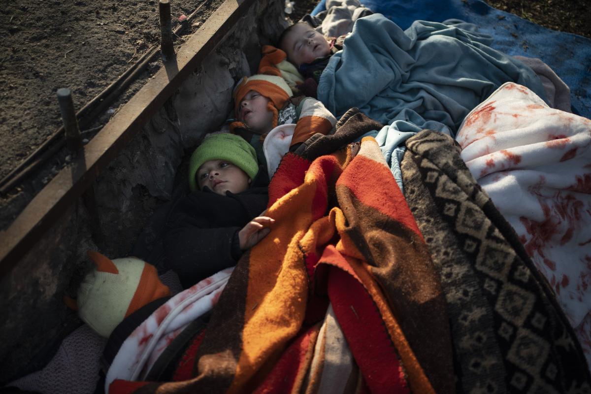 Syyrialaislapset nukkuvat Edirnen bussiasemalla, lähellä Turkin ja Kreikan rajaa lauantaina 7. maaliskuuta. Felipe Dana / AP ─ Lehtikuva