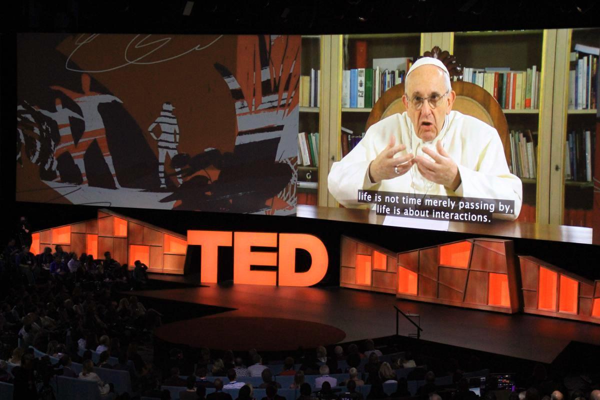 Paavi puhui TED-konferenssille videon välityksellä. Hän puhui hellyyden vallankumouksesta, myötätuntoisesta, toisen asemaan asettuvasta asenteesta.