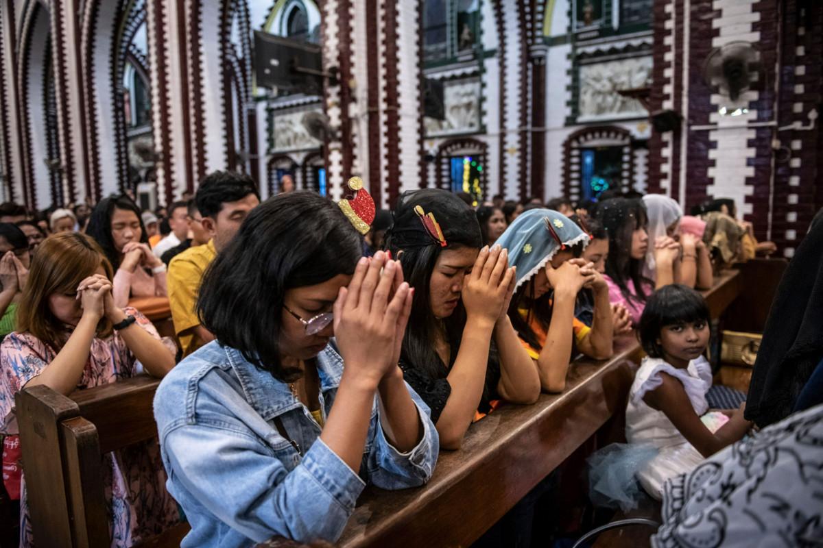 Myanmarilaisia naisia jouluyön messussa 2019. Jopa yli 100 000 naista on salakuljetettu Myanmarista Kiinaan. 90 prosenttia heistä on kristittyjä.