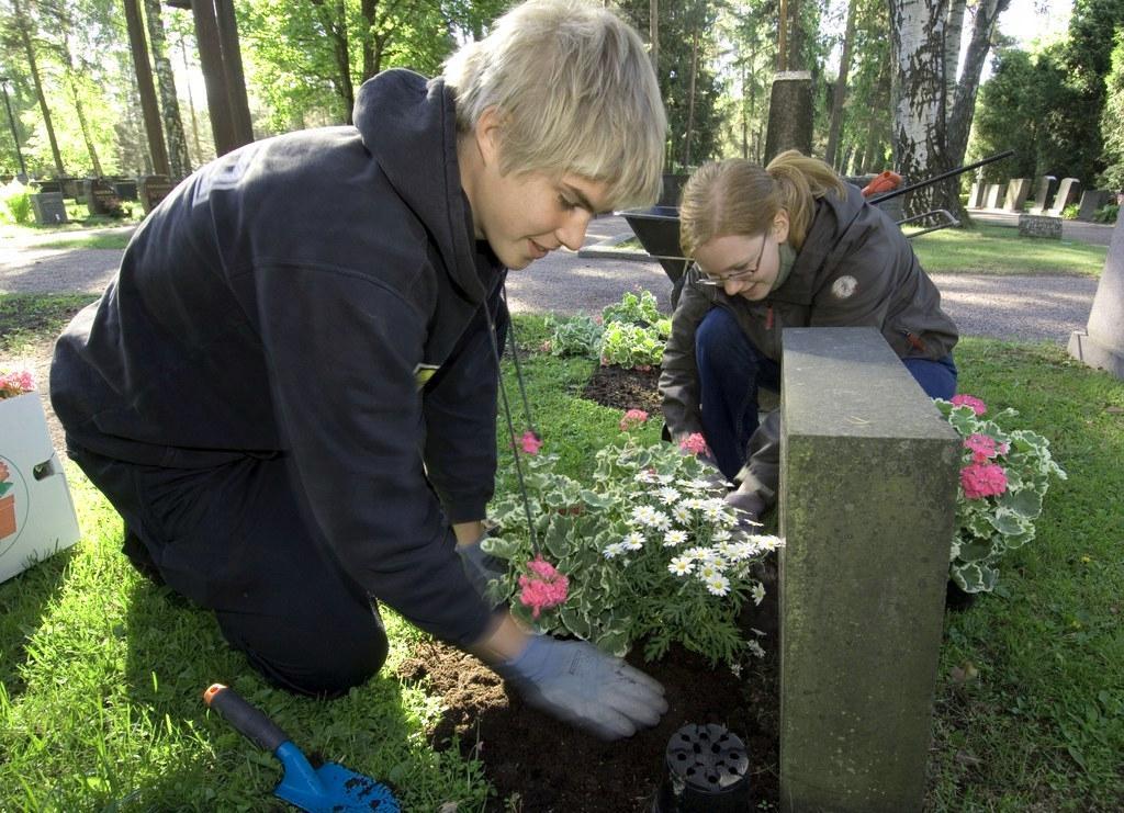Olli Byman ja Hanna Aho olivat kesätöissä Ruskeasannan hautausmaalla vuonna 2006. Kuva Markku Mattila.