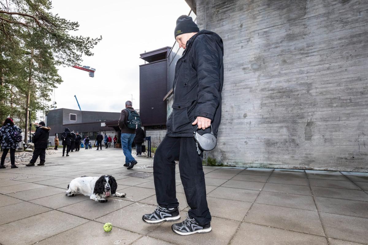 Nikolai Brax heittelee palloa Reijo-koiralle Espoonlahden kirkon takapihalla.