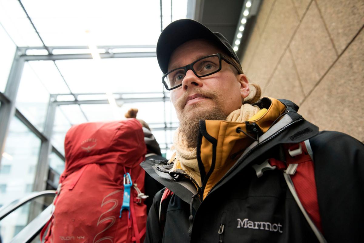 Projektipäällikkö Robert Koski Diakonissalaitokselta lähti työparinsa kanssa viemään koditonta Hietaniemen palvelukeskukseen.