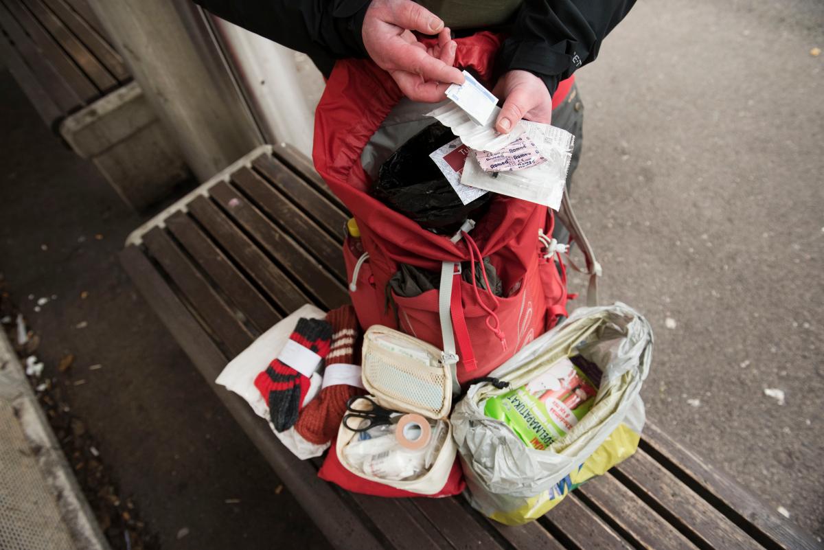 Työntekijän repusta löytyy muun muassa pieni ensiapupaketti, lahjoituksina saatuja villasukkia, neuloja, kondomeja ja kuukautissuojia.