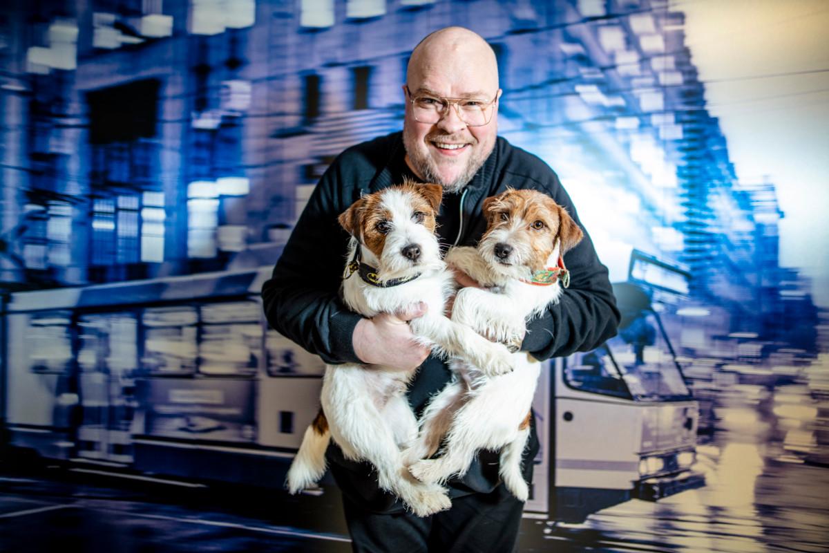 Jackrusselinterrierit Häjy ja Nisu tuovat iloa ja toimintaa Juha Uusitalon päiviin.