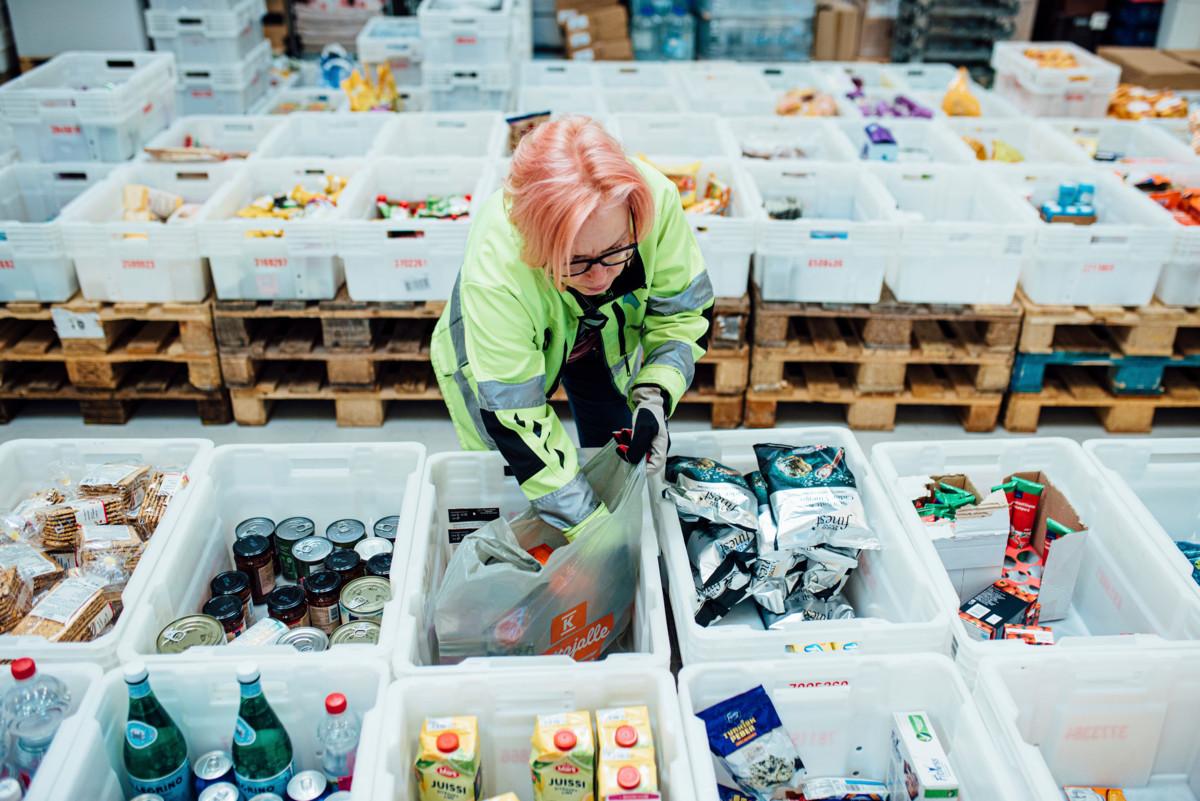 Yhteisen pöydän hävikkiterminaalin työnjohtaja Jaana Korpela sai puhelun, jossa pyydettiin ruokakassia. Itkuinen soittaja ei ollut syönyt kunnolla viikkoon. Kassi toimitettiin perille ja mukaan lisättiin kimppu tulppaaneja.