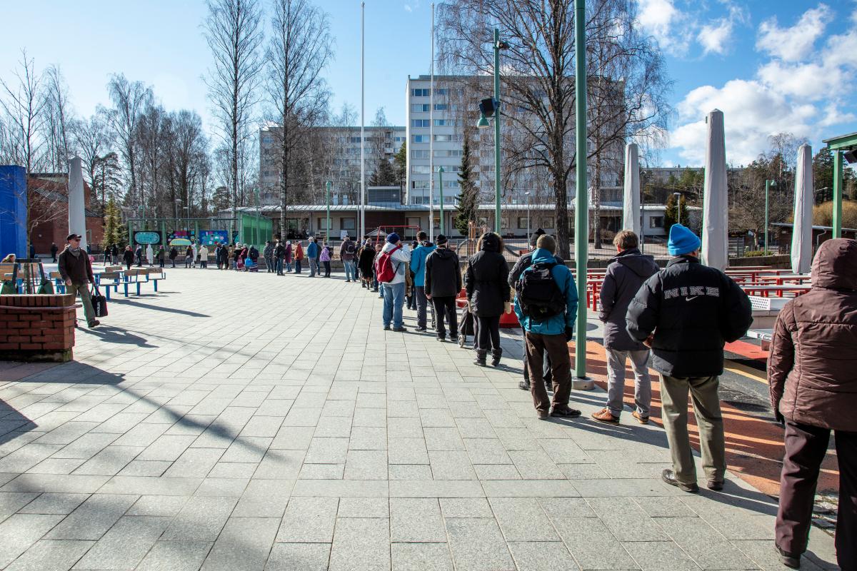 Ihmiset jonottivat ruoka-apukasseja harvassa, mutta pitkässä jonossa Matteuksenkirkolla Itäkeskuksessa. Kaupungin ja seurakuntien uusi apuhanke alkaa auttaa vanhimpia kaupunkilaisia, joita on kehotettu välttämään ulkona liikkumista.