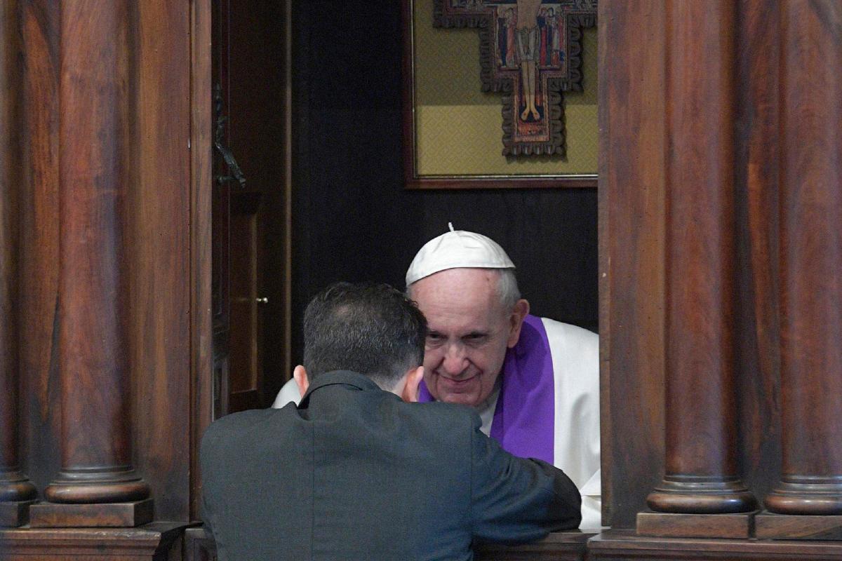 Paavi Franciscus kuunteli katolisen papin ripittäytymistä vuonna 2017.