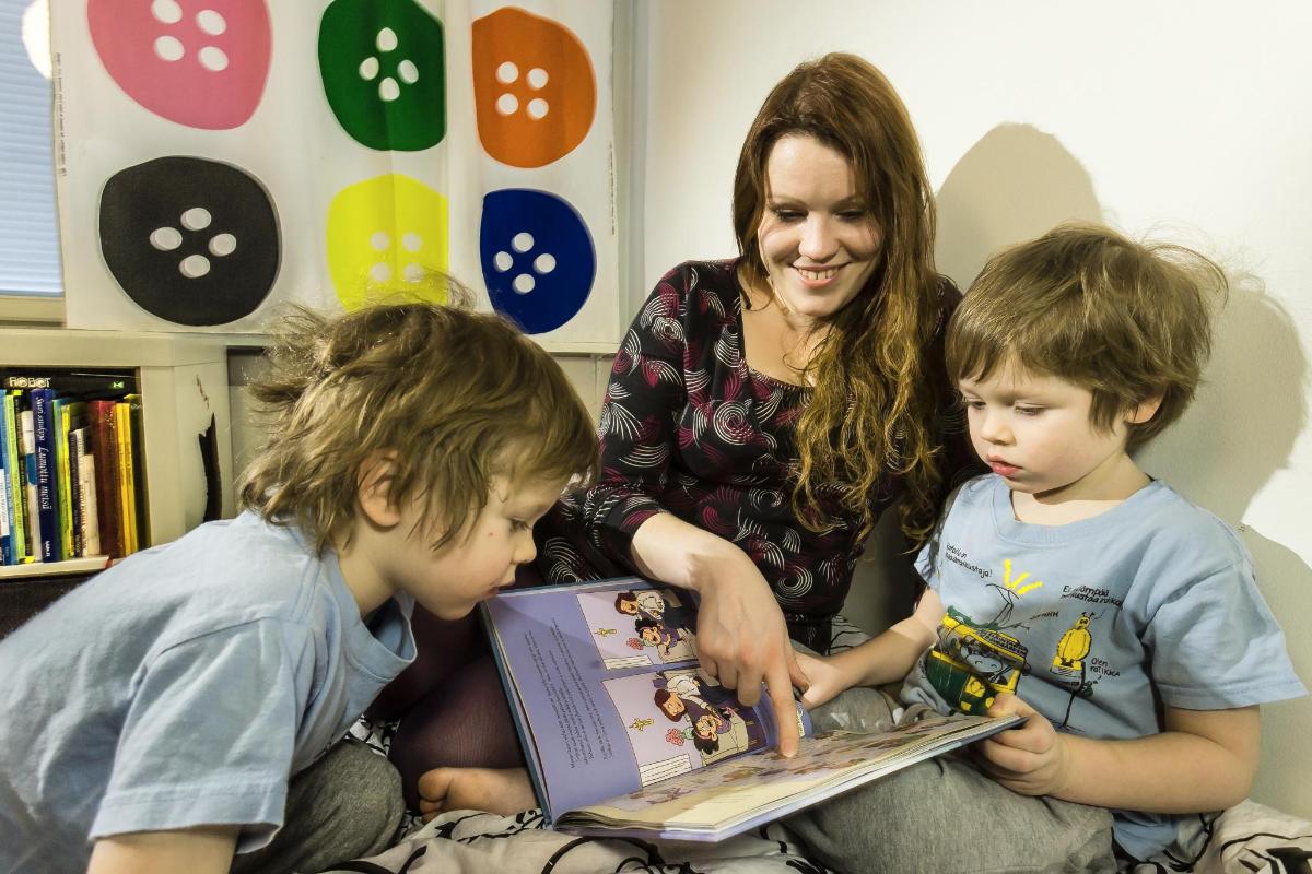 Isoja kysymyksiä. Laura Vähäsarja ja hänen kaksospoikansa, Miika (vasemmalla) ja Luukas, saivat luettavakseen uuden Lasten katekismuksen.