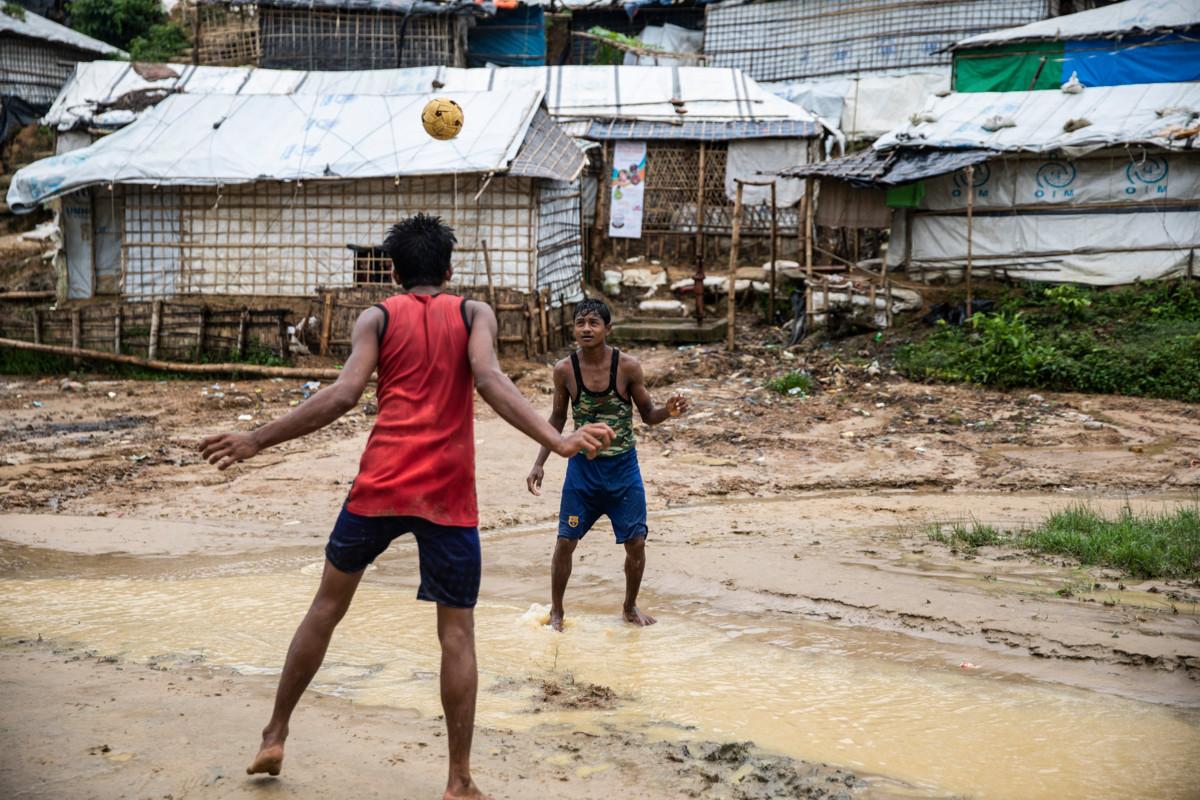 Pakolaisleireillä on paljon ihmisiä pienellä alueella. Bangladeshissa olevalla Cox Bazarissa asuu 850 000 ihmistä Keravan kokoisella alueella.