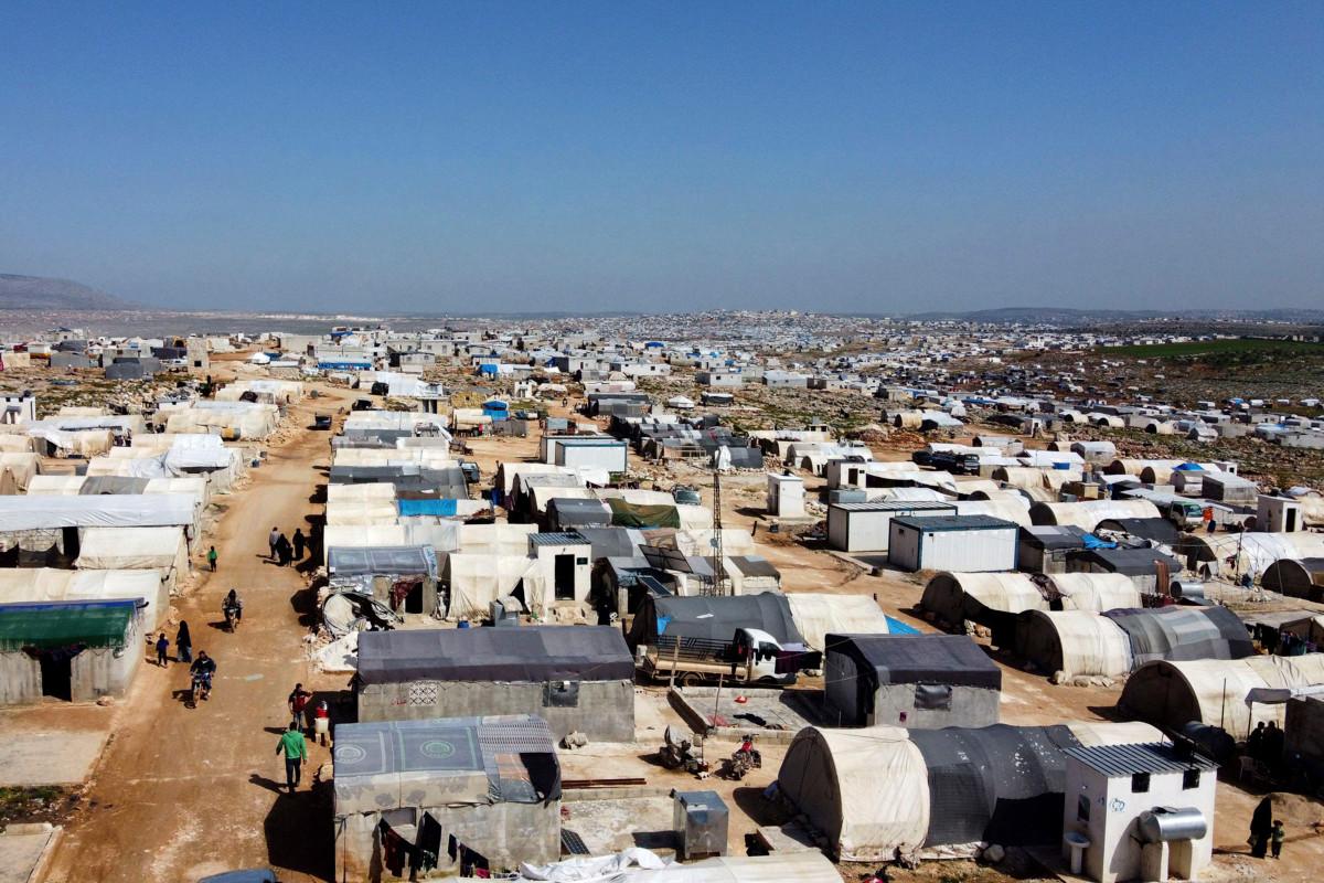 Karfin pakolaisleiri Syyrian ja Turkin välisellä rajalla 23.3. Maailman terveysjärjestö WHO pelkää koronaviruksen leviävän sinne ja aloittaa testaukset lähipäivinä.