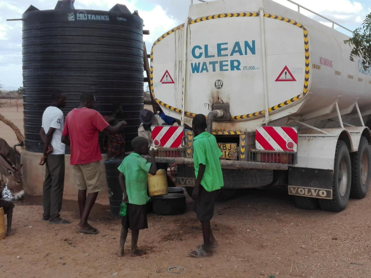 Kirkon Ulkomaanapu toi tankkiautolla vettä lapsille Itä-Keniassa.