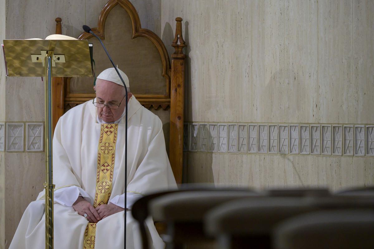 Paavi rukoilemassa Pyhän Martan kappelissa Vatikaanissa.