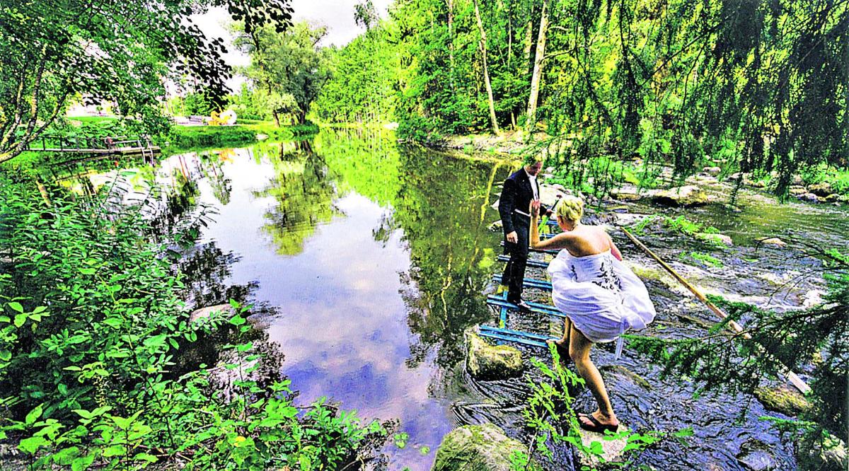 Haastavampi hääkuva. Vihkipari Murre ja Mirre kiipeävät kuvauspaikkaan, kivelle Kaanaanjoen keskelle.