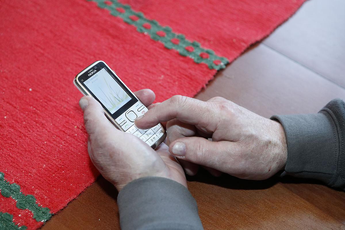 Tänään Helsinki-avun työntekijät ovat alkaneet tavoitella yli 80-vuotiaita. Maanantaista alkaen yli 70-vuotiaat voivat soittaa apunumeroon 09 310 10020. Riskiryhmää halutaan suojella koronavirukselta.
