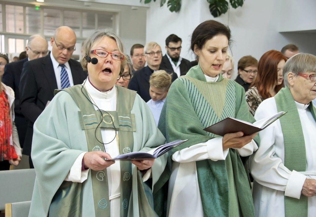 Piispa Irja Askola ja Laura Maria Latikka veisaavat virttä messussa, jonka yhteydessä Latikka asetettiin kirkkoherran virkaan.