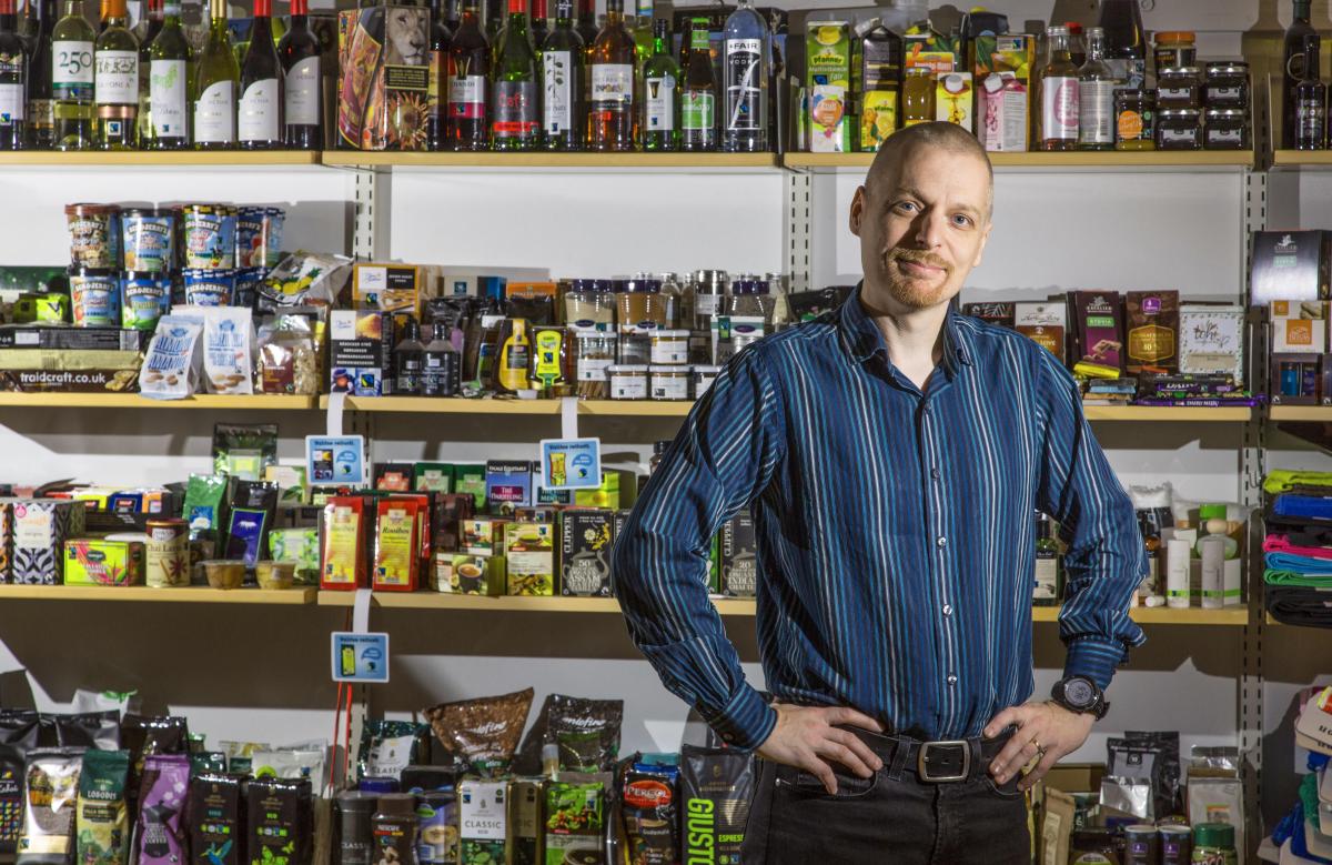 Teetä, hunajaa, jalkapalloja... ”Reilun kaupan tuotteita on Suomen markkinoilla jo yli 1 700”, Janne Sivonen sanoo.