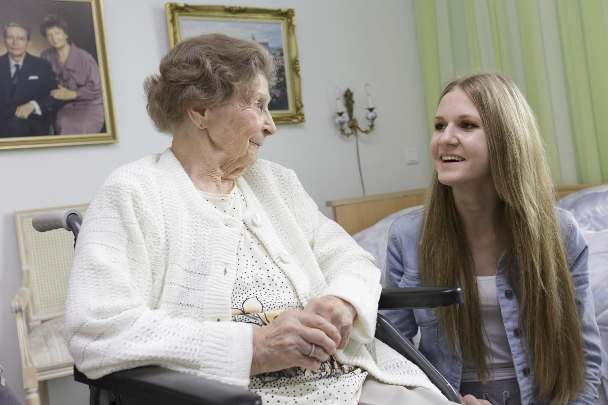 Yhteinen hetki. 96-vuotias Liisi Lauko ja riparilainen Janika Desyat­nyk kohtasivat. Rippikoululaiset vierailivat Laukon kauniissa huoneessa Attendo Laaksolahden ryhmäkoti Niityssä.