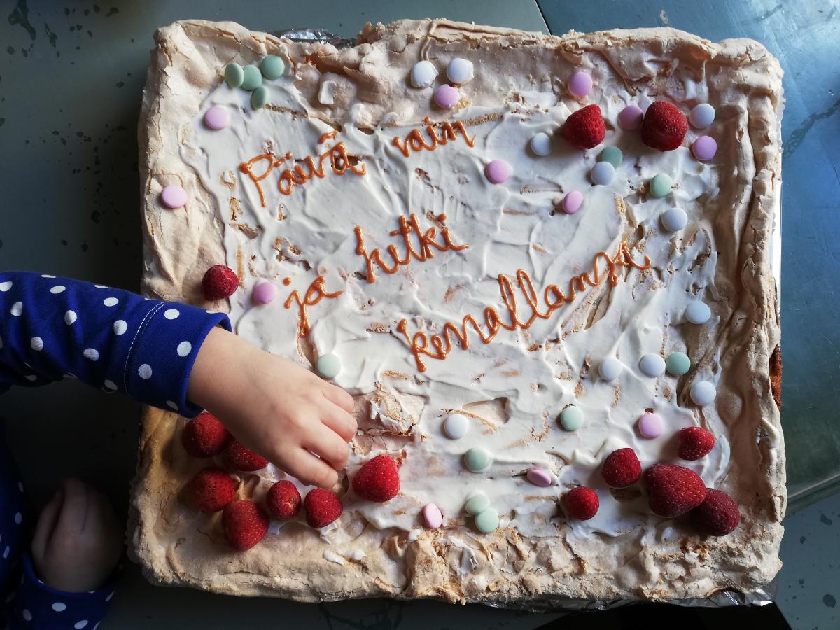 Esikoinen auttoi kakun koristelussa. Kuva: Topias Haikala.