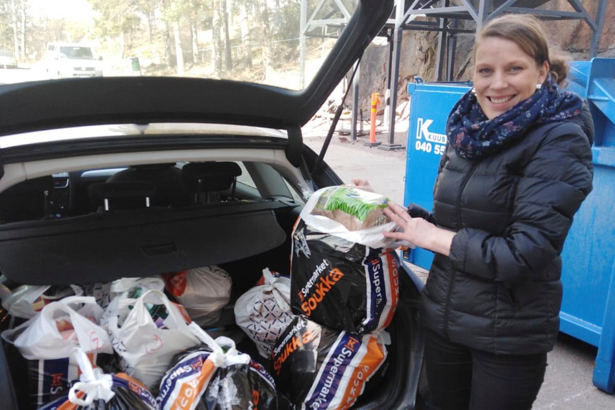 Marjukka Mikkola on valmiina kuljettamaan seurakunnan kauppa-avun ostokset perille Espoonlahdessa.
