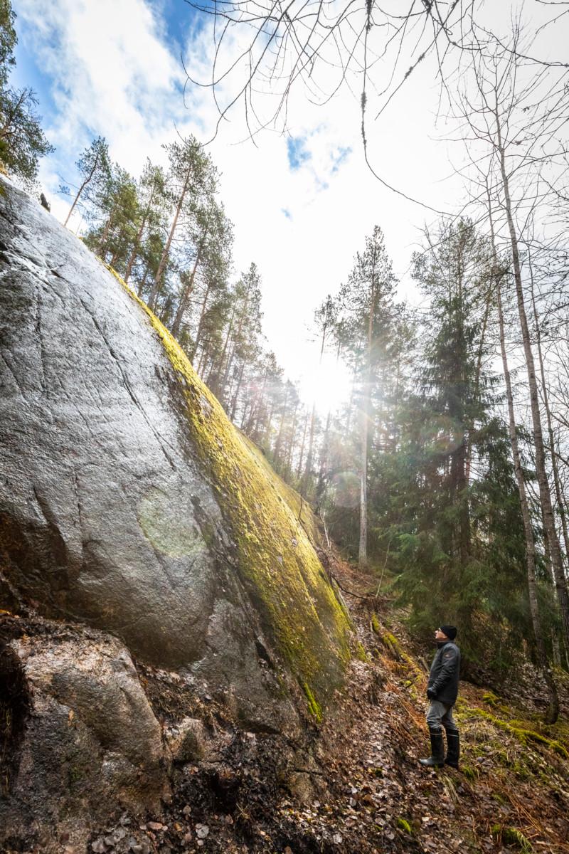  Asko Leinonen ihailee kalliojyrkännettä Velskolan metsässä.