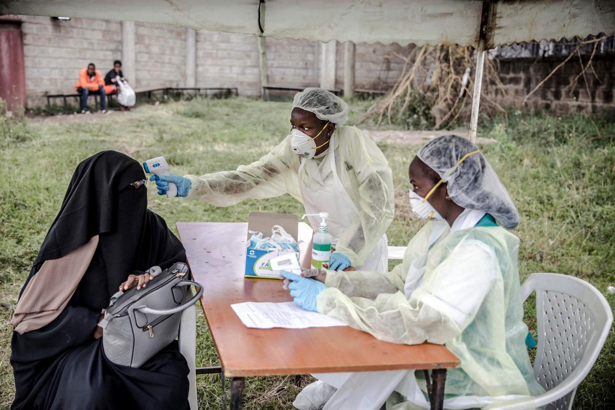 Sairaanhoitaja mittasi naiselta kuumetta Kenian pääkaupungissa Nairobissa 18. maaliskuuta. Koronaepidemia on toistaiseksi levinnyt suhteellisen maltillisesti monissa Afrikan maissa.