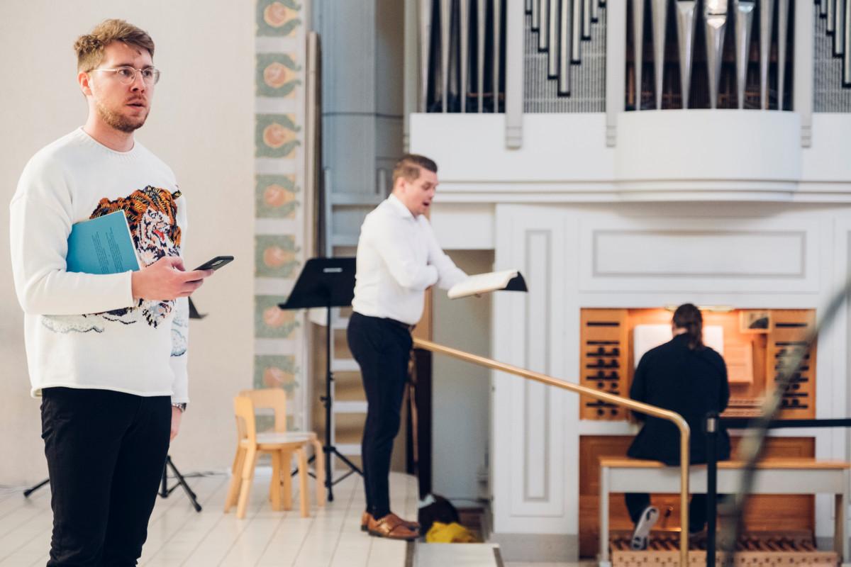 Aarne Pelkonen (vas.), Tuomas Katajala ja urkuri Markus Malmgren harjoittelevat Johannes-passiota Kallion kirkossa. Pelkonen laulaa Jeesuksen ja Katajala evankelistan roolin.