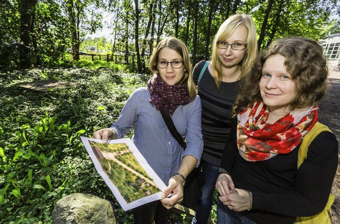 Terveyslähteellä. Museolehtori Sanna Valoranta-Saltikoff, näyttelytuottaja Tiina Hero ja museolehtori Jenni Siltainsuu tutustuvat alueeseen.